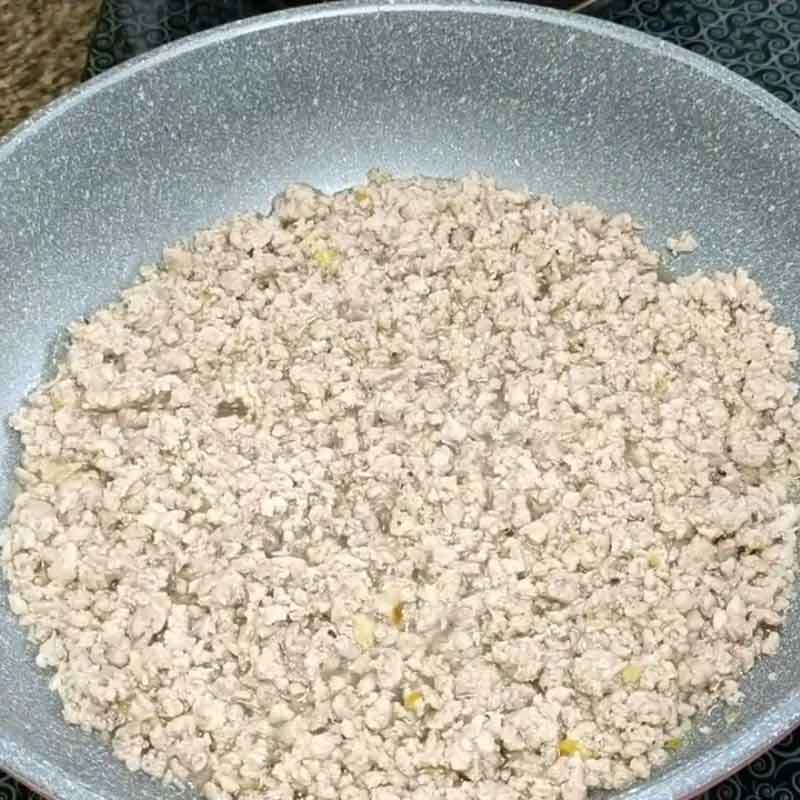 Bước 3 Phi tỏi và xào thịt băm làm topping hủ tiếu Thái Lan