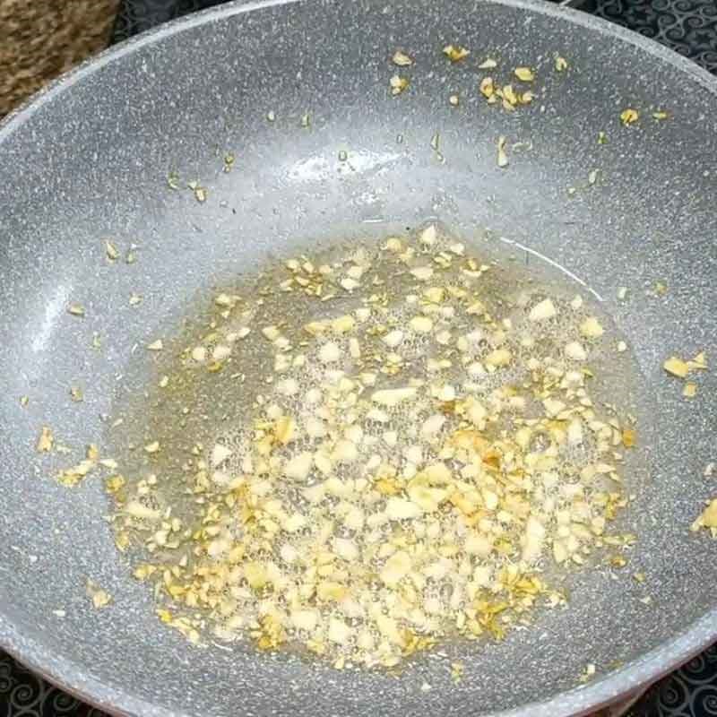 Bước 3 Phi tỏi và xào thịt băm làm topping hủ tiếu Thái Lan