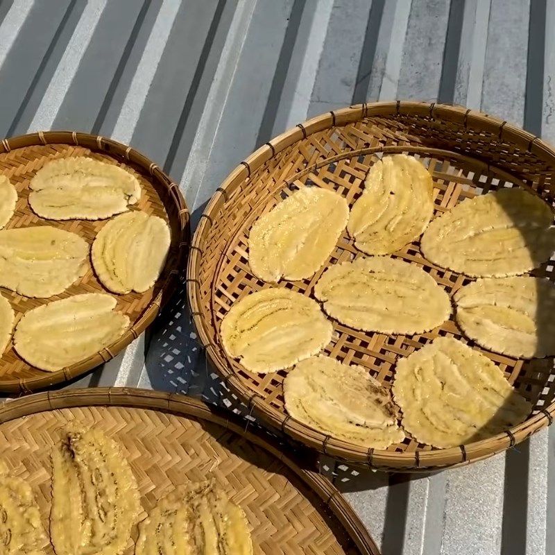 Bước 2 Phơi nắng đợt 1 cho chuối ép khô Chuối ép phơi khô