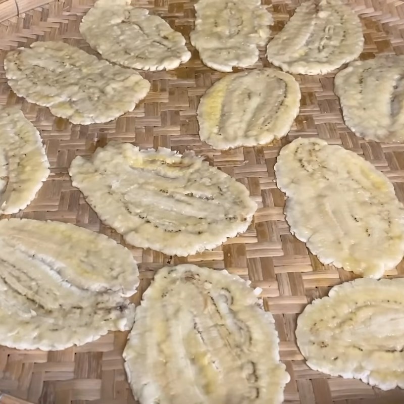 Bước 2 Phơi nắng đợt 1 cho chuối ép khô Chuối ép phơi khô