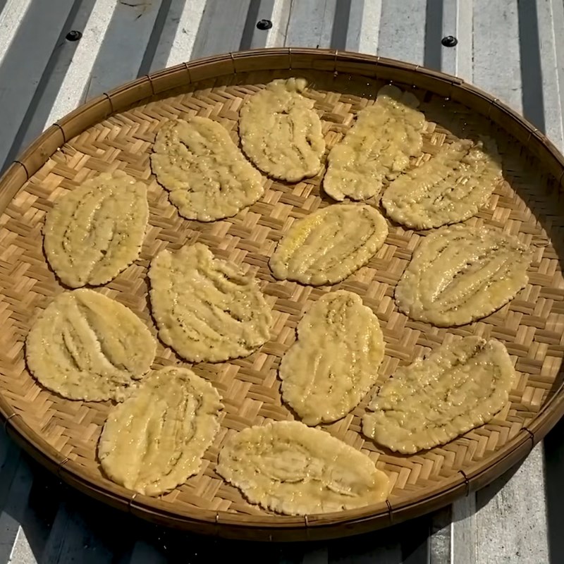 Bước 2 Phơi nắng đợt 1 cho chuối ép khô Chuối ép phơi khô