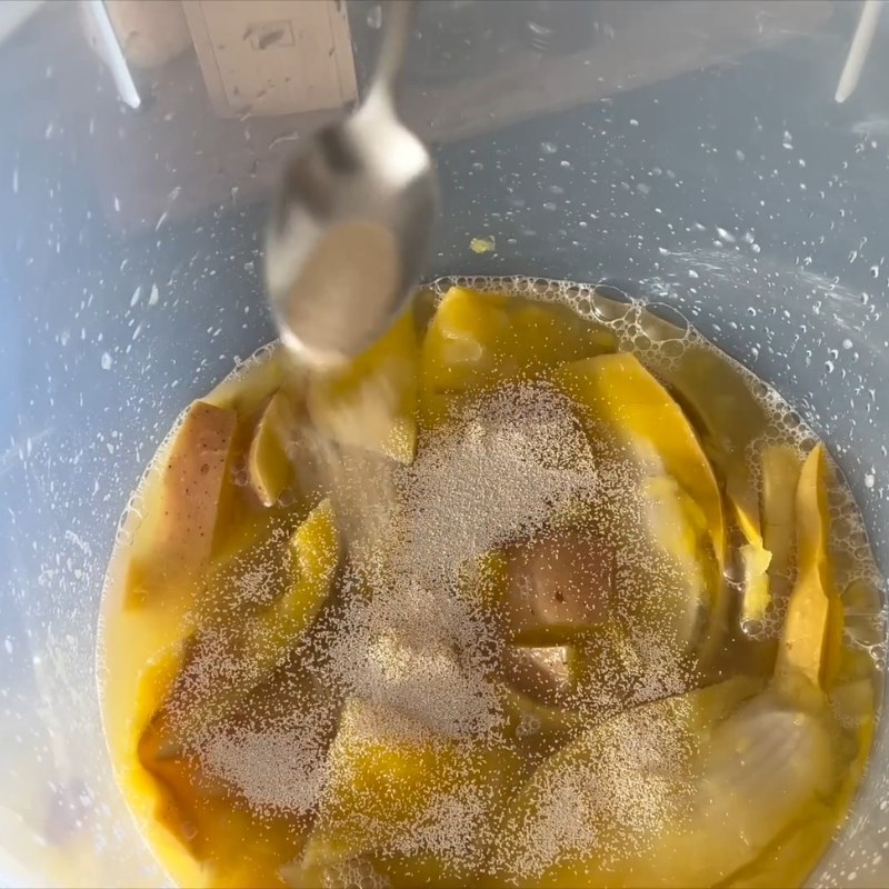 Bước 2 Phối trộn đường và kích hoạt men Rượu xoài