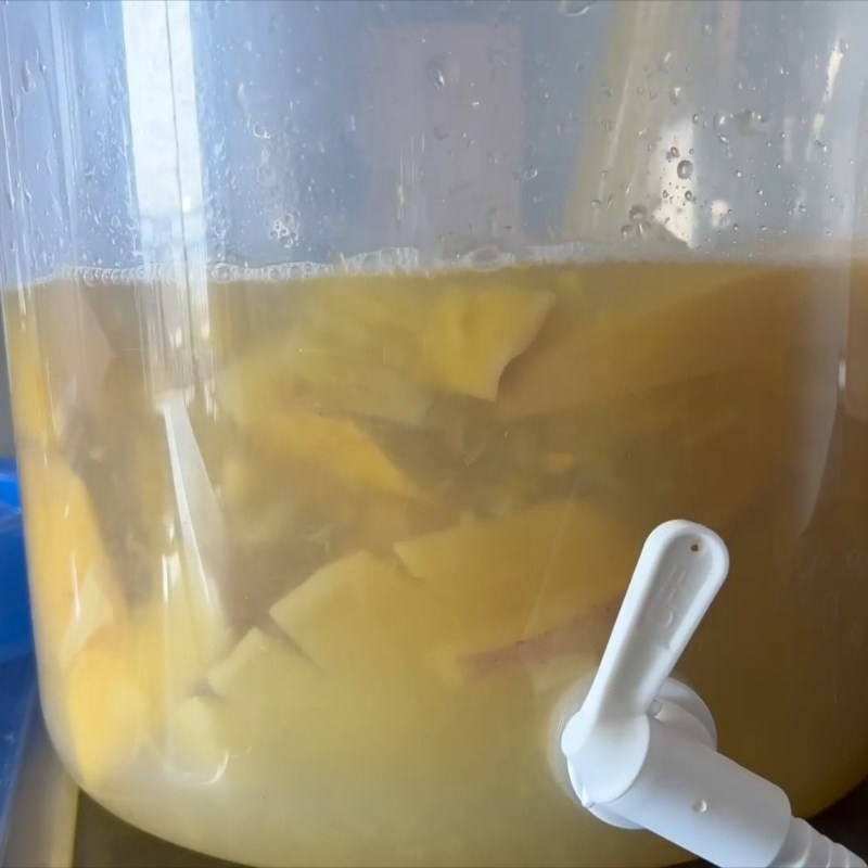 Bước 2 Phối trộn đường và kích hoạt men Rượu xoài