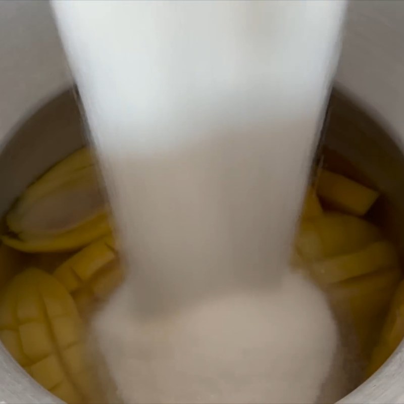 Bước 2 Phối trộn đường và kích hoạt men Rượu xoài