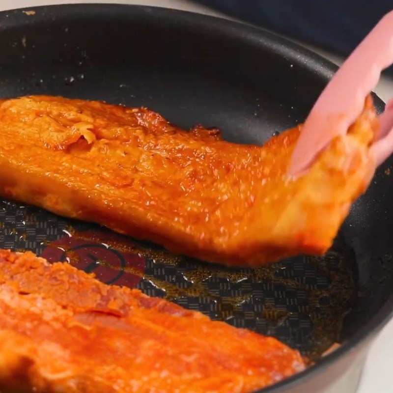 Bước 3 Phủ bột ngô và chiên thịt Thịt ba chỉ chiên giòn