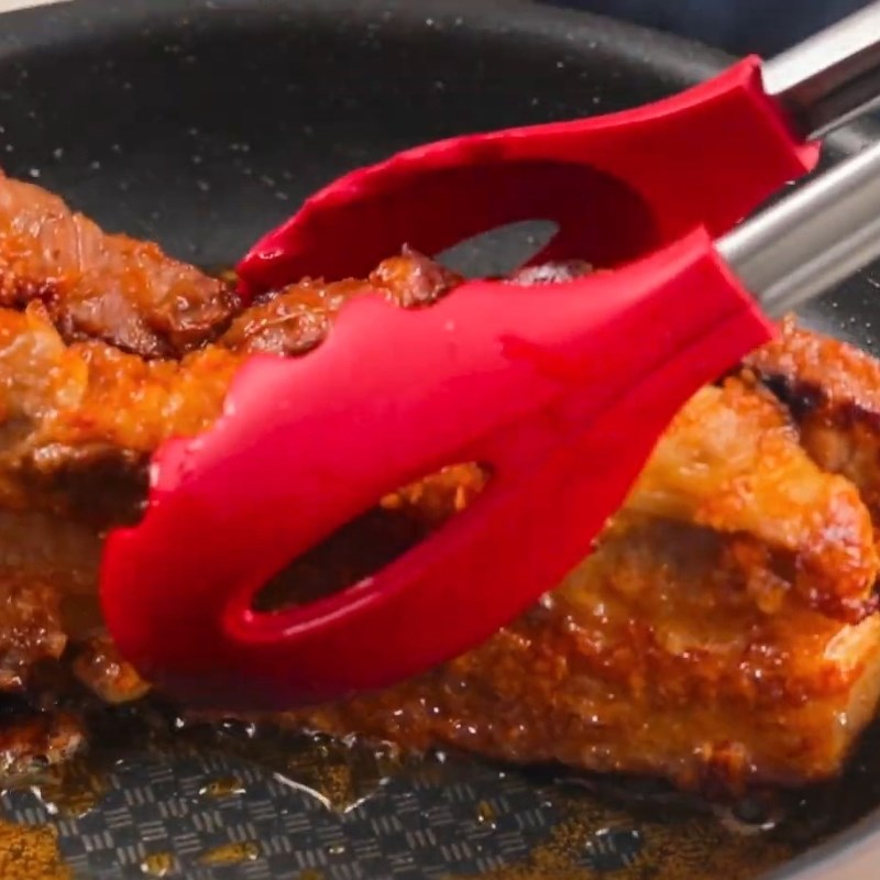 Bước 3 Phủ bột ngô và chiên thịt Thịt ba chỉ chiên giòn