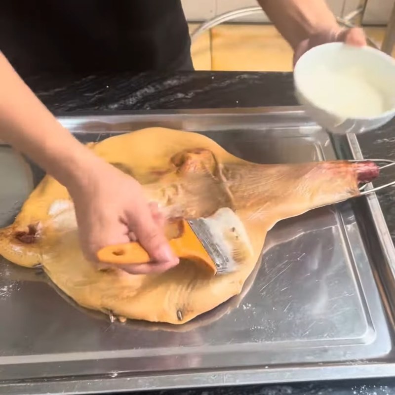 Bước 5 Quét bột tạo giòn và nướng vịt quay tỳ bà Vịt quay tỳ bà