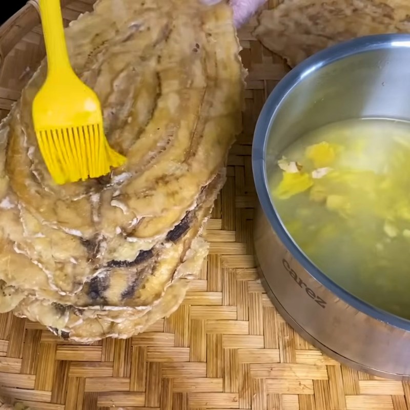 Bước 4 Quết nước gừng và phơi nắng đợt 2 Chuối ép phơi khô