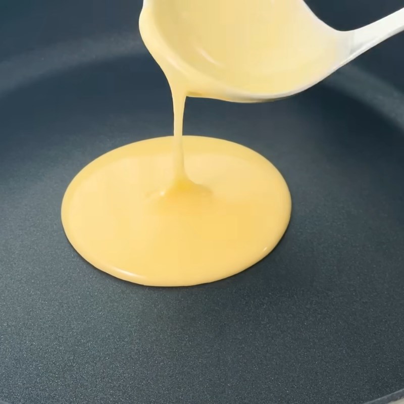 Bước 4 Rán vỏ bánh rán Doremon vàng ươm Bánh rán Doremon từ bột mì