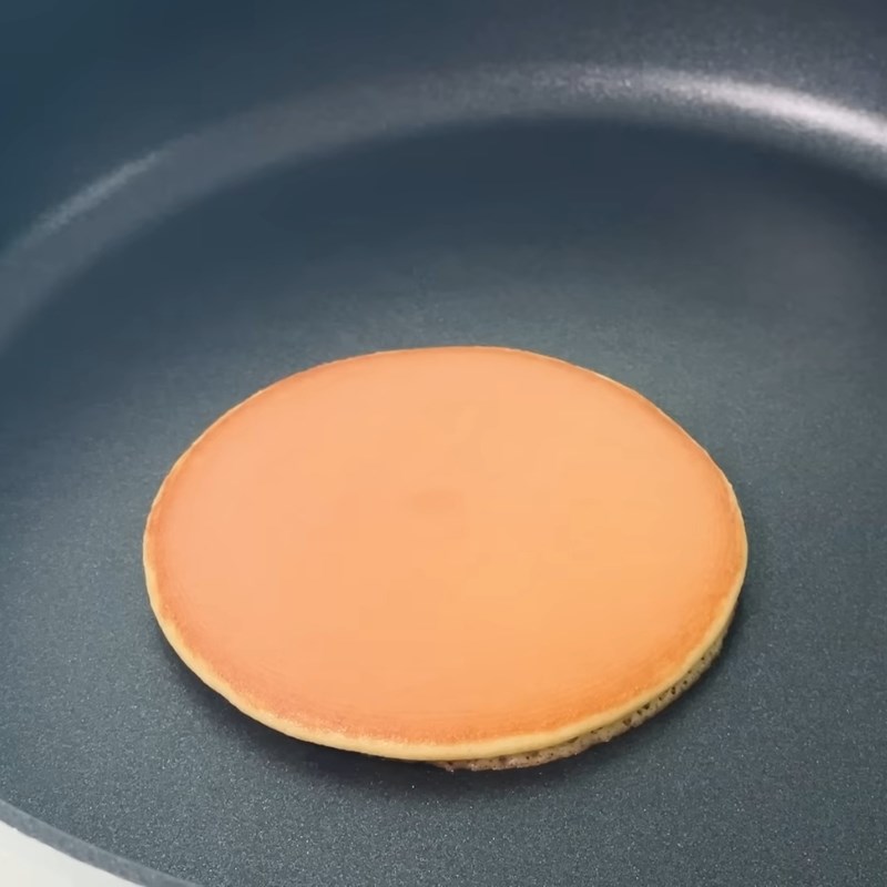 Bước 4 Rán vỏ bánh rán Doremon vàng ươm Bánh rán Doremon từ bột mì