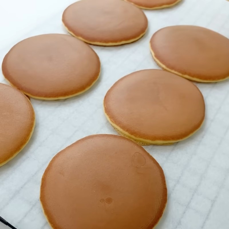 Bước 4 Rán vỏ bánh rán Doremon vàng ươm Bánh rán Doremon từ bột mì