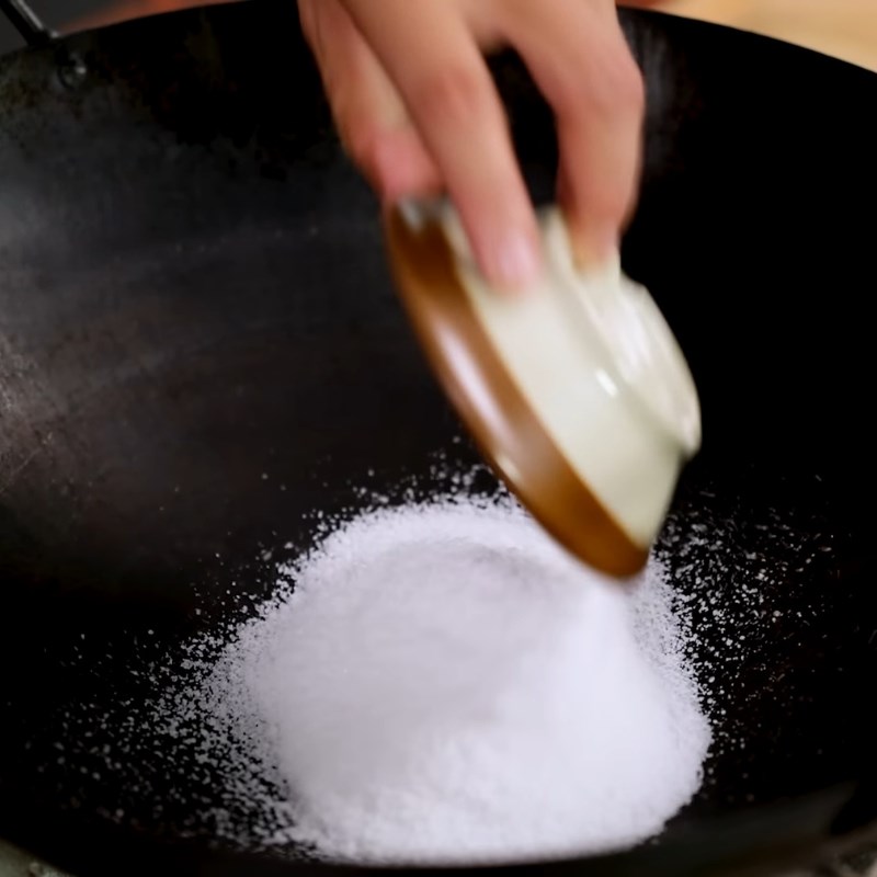 Bước 1 Rang muối hoa tiêu thơm lừng Gà ủ muối hoa tiêu