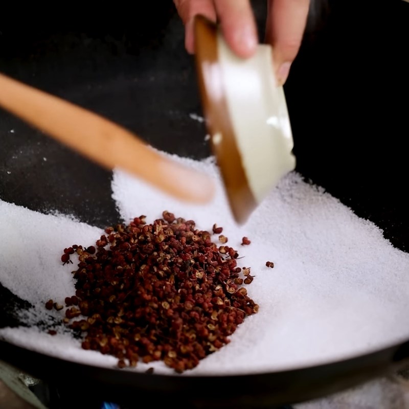 Bước 1 Rang muối hoa tiêu thơm lừng Gà ủ muối hoa tiêu