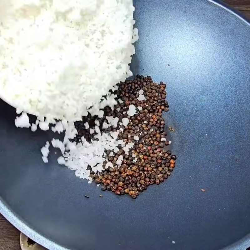 Bước 4 Rang tiêu và muối hột dậy mùi thơm tôm rang muối hột