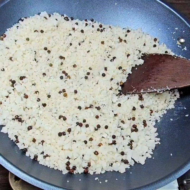 Bước 4 Rang tiêu và muối hột dậy mùi thơm tôm rang muối hột