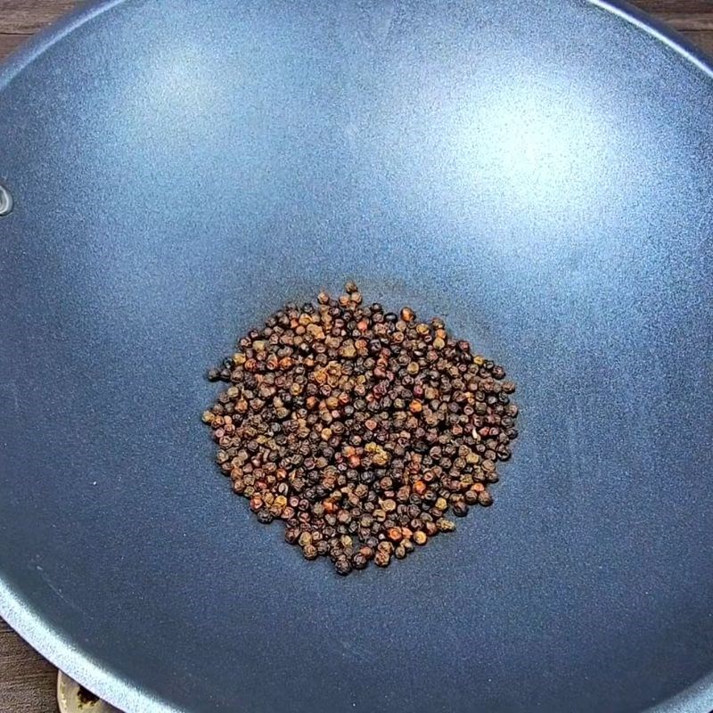Bước 4 Rang tiêu và muối hột dậy mùi thơm tôm rang muối hột