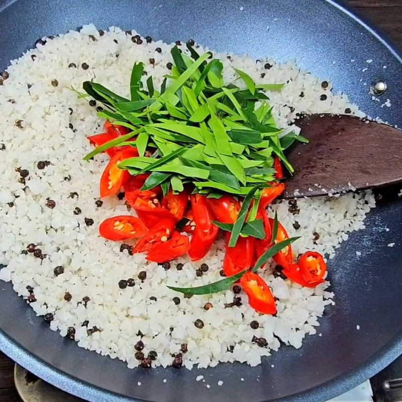 Bước 5 Rang tôm với muối hột, ớt và lá chanh tôm rang muối hột