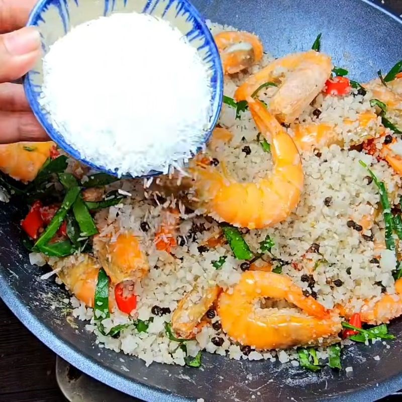 Bước 5 Rang tôm với muối hột, ớt và lá chanh tôm rang muối hột