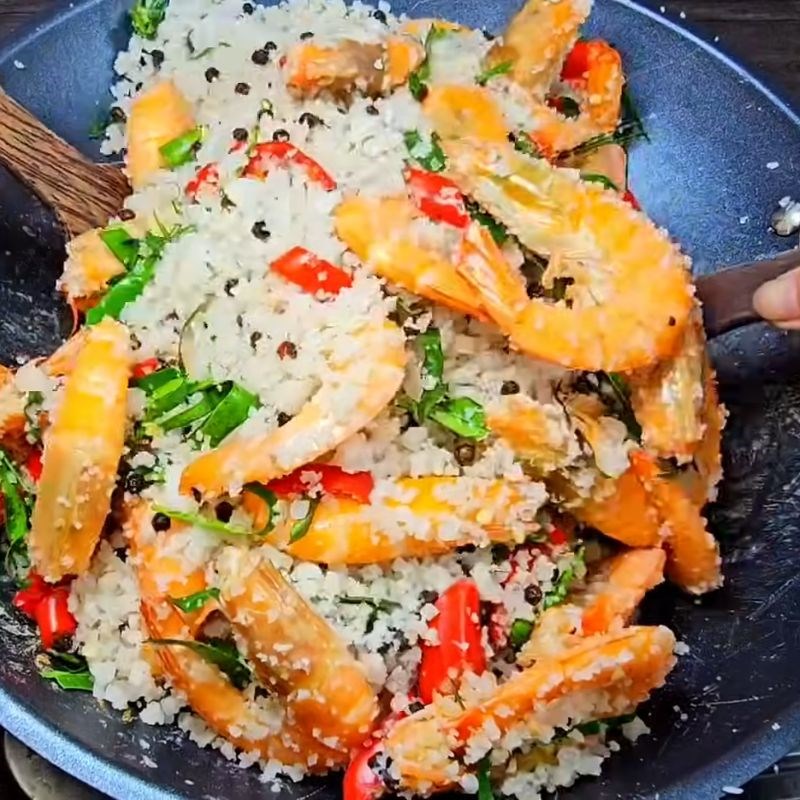 Bước 5 Rang tôm với muối hột, ớt và lá chanh tôm rang muối hột