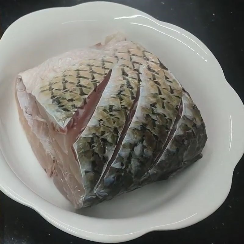 Bước 1 Sơ chế cá trắm và chuẩn bị nguyên liệu cá trắm hấp xì dầu