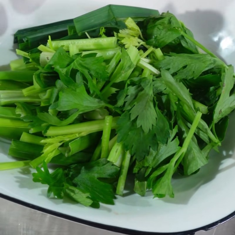 Bước 2 Sơ chế các nguyên liệu khác Mực xào cần tây dứa