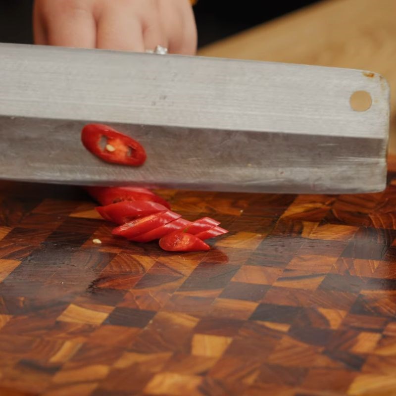 Bước 3 Sơ chế các nguyên liệu khác lòng già xào dưa chua