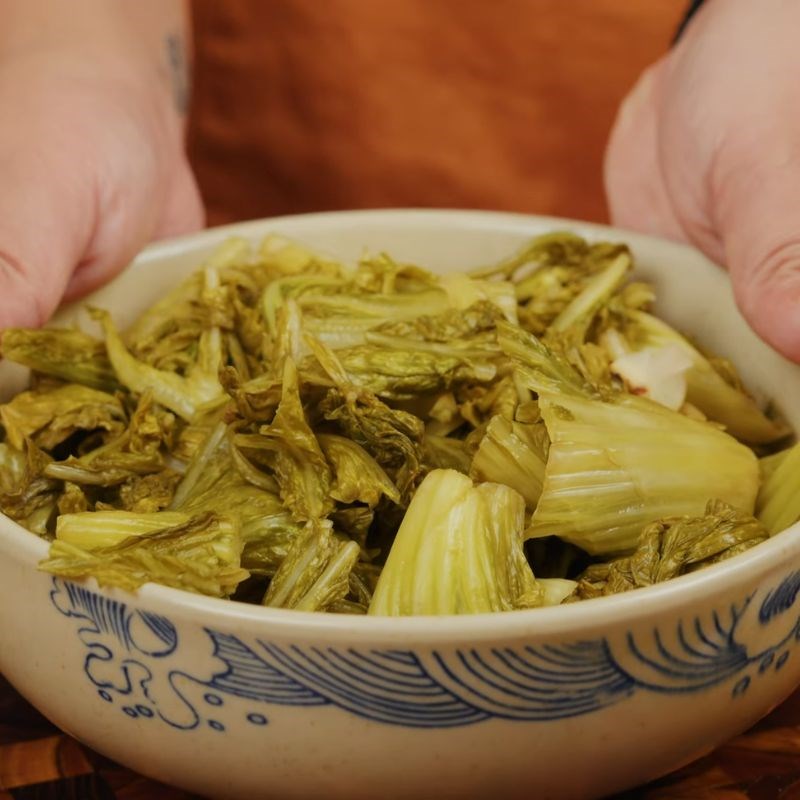 Bước 3 Sơ chế các nguyên liệu khác lòng già xào dưa chua