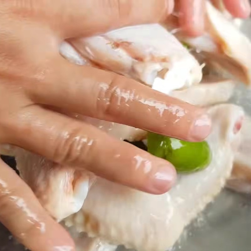 Bước 1 Sơ chế cánh gà và ướp gia vị Gà chiên nước mắm công thức chuẩn