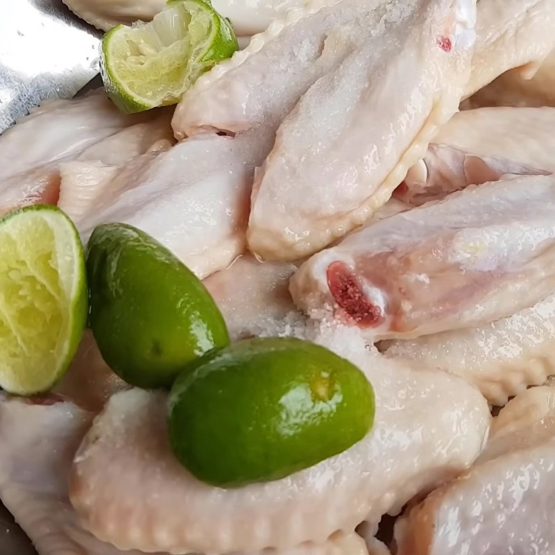 Bước 1 Sơ chế cánh gà và ướp gia vị Gà chiên nước mắm công thức chuẩn