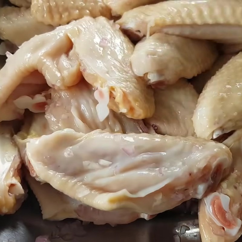 Bước 1 Sơ chế cánh gà và ướp gia vị Gà chiên nước mắm công thức chuẩn