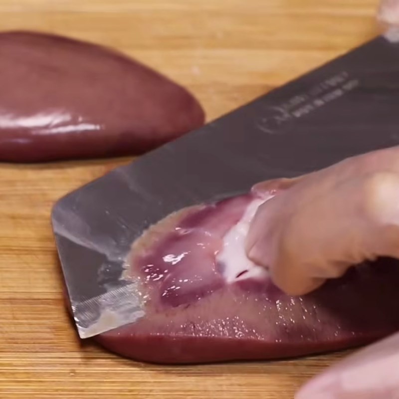 Bước 3 Sơ chế cật heo và gan heo Cháo Quảng