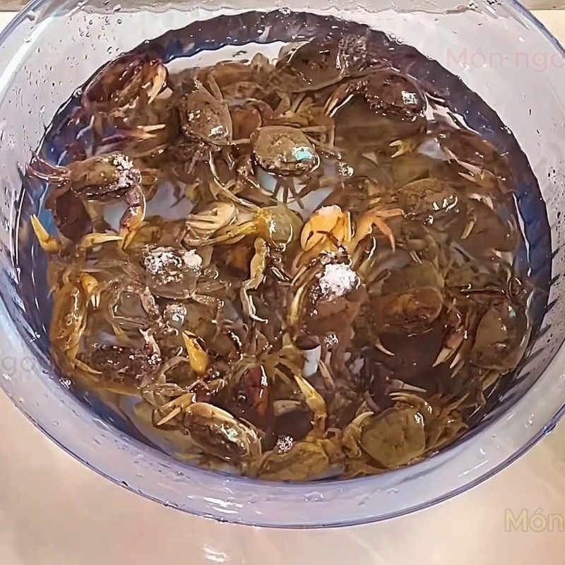 Bước 1 Sơ chế cua đồng và xay lấy nước cốt Bún riêu cua tóp mỡ
