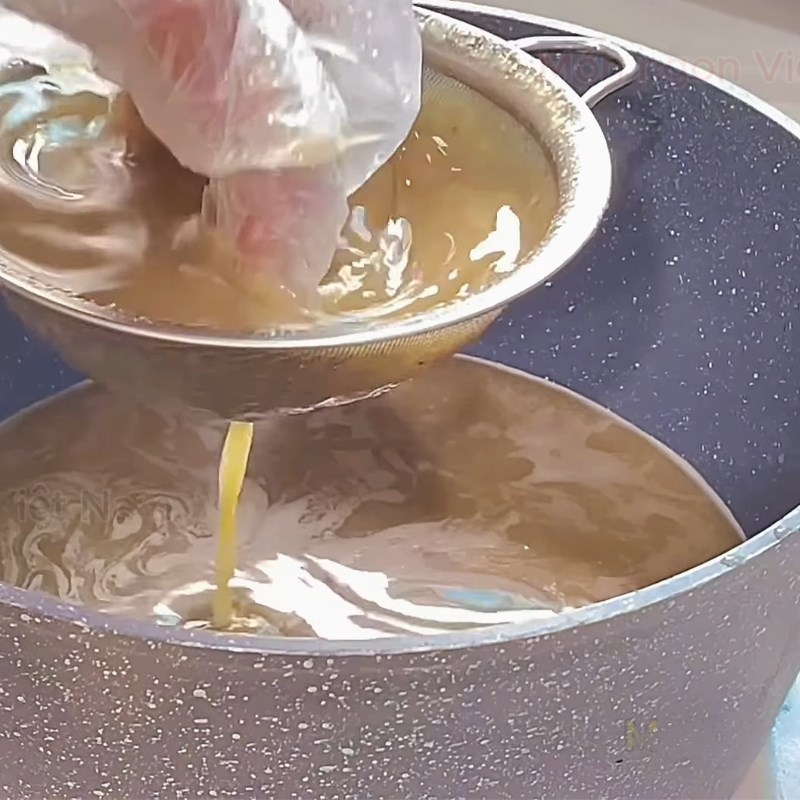 Bước 1 Sơ chế cua đồng và xay lấy nước cốt Bún riêu cua tóp mỡ