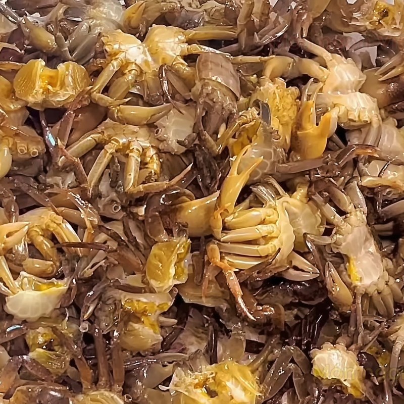 Bước 1 Sơ chế cua đồng và xay lấy nước cốt Bún riêu cua tóp mỡ