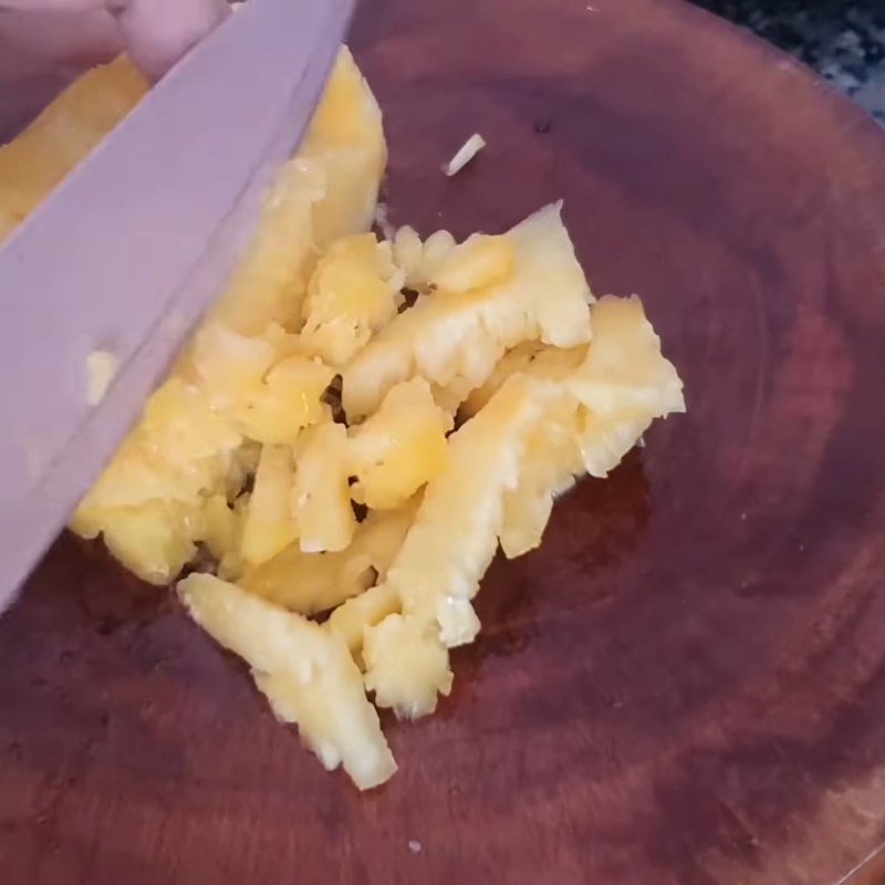 Bước 1 Sơ chế dứa, gừng và chanh Bánh thuẫn miền Trung