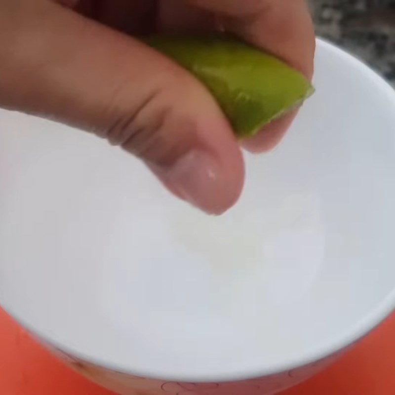 Bước 1 Sơ chế dứa, gừng và chanh Bánh thuẫn miền Trung