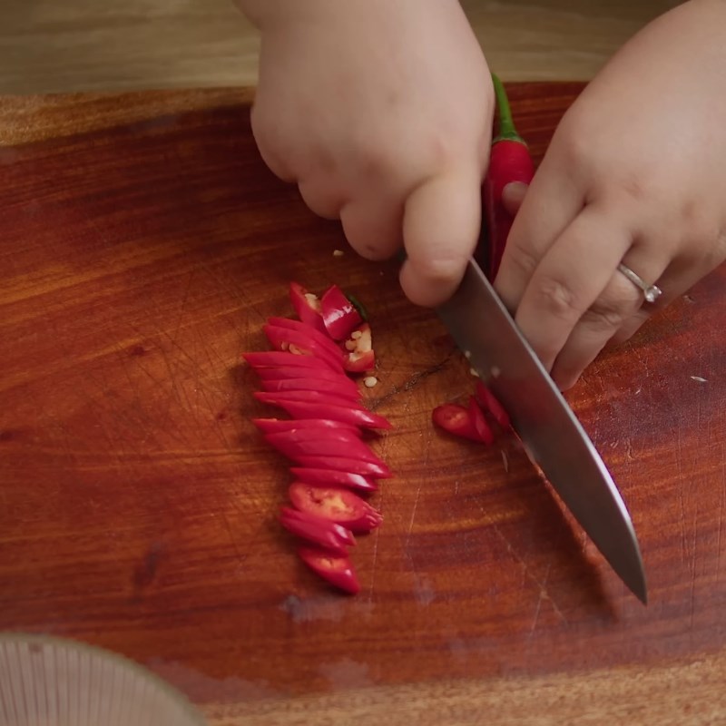 Bước 2 Sơ chế hành khô và ớt tạo vị cay nồng Dưa bắp cải muối