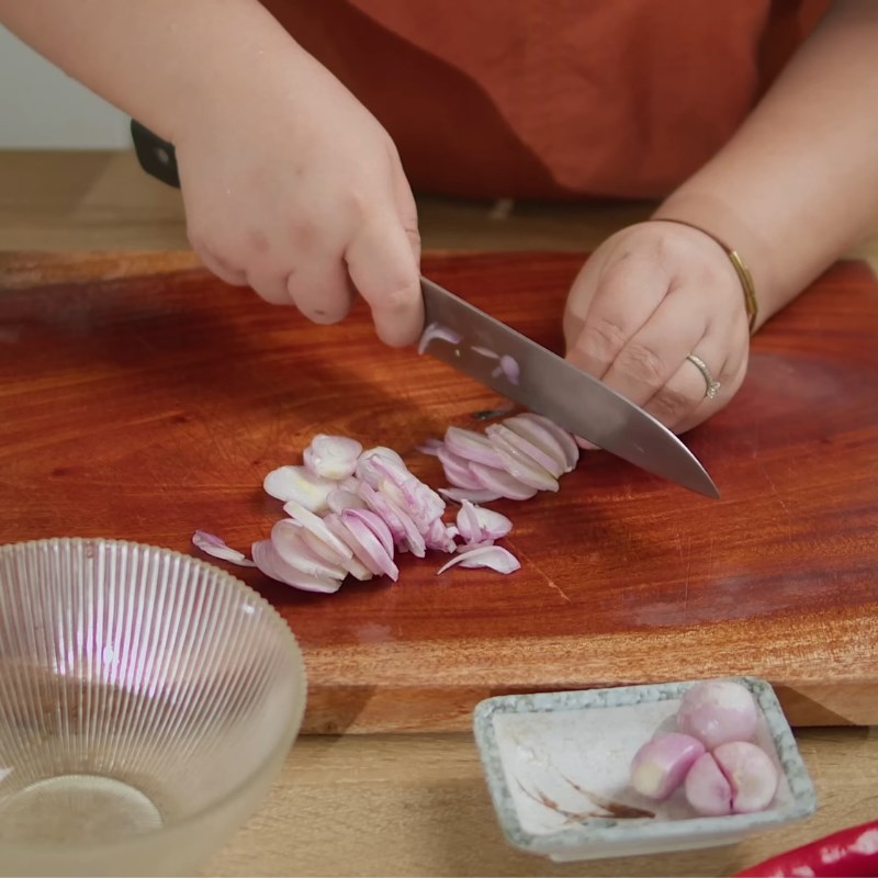 Bước 2 Sơ chế hành khô và ớt tạo vị cay nồng Dưa bắp cải muối