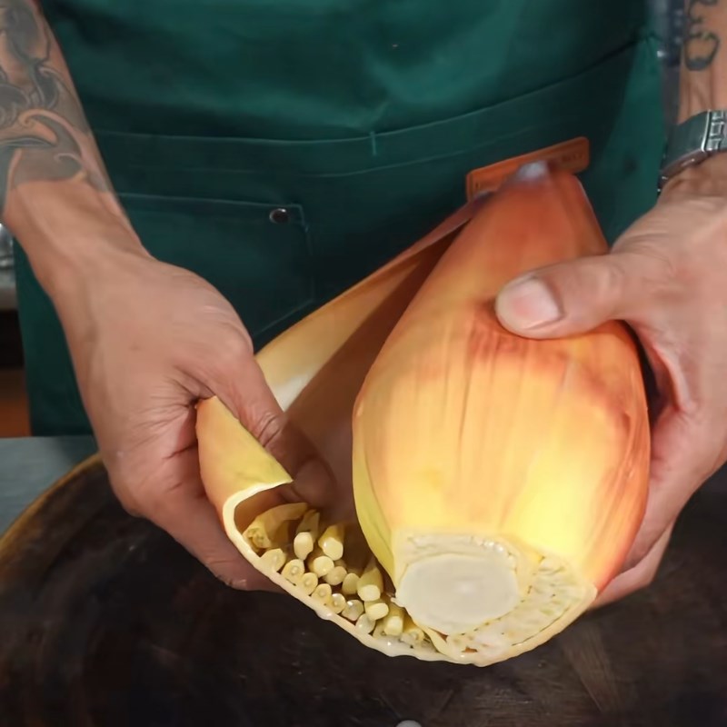 Bước 1 Sơ chế hoa chuối và rau thơm để làm gỏi hoa chuối Nộm gà hoa chuối