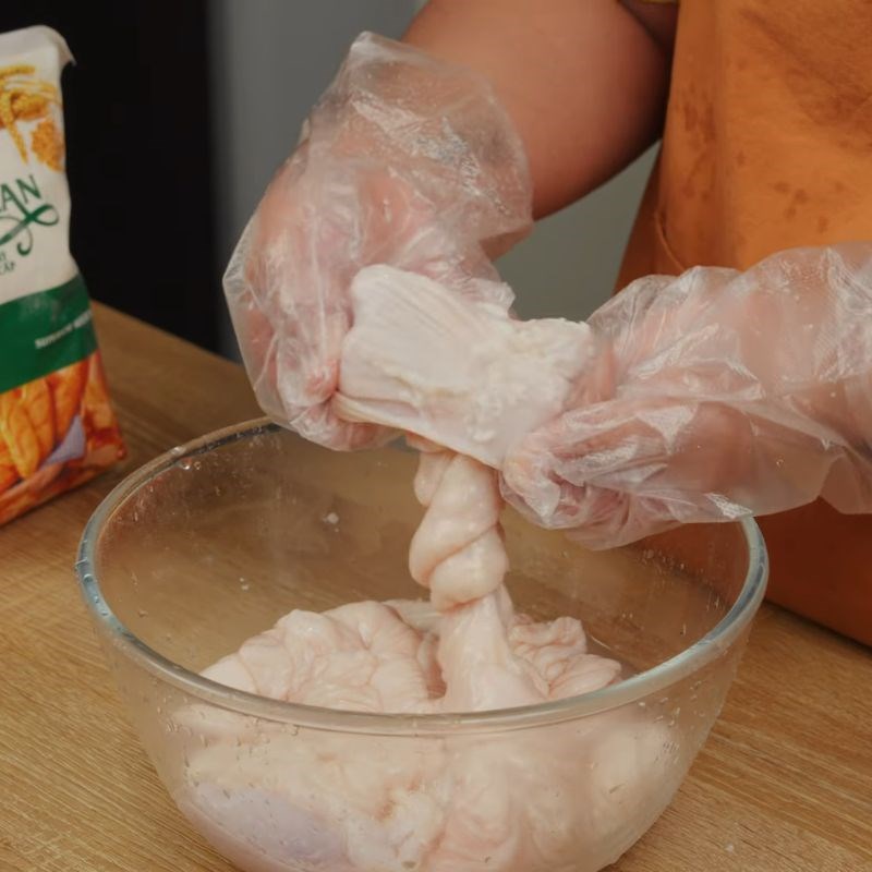 Bước 1 Sơ chế lòng già sạch nhớt, hết hôi lòng già xào dưa chua