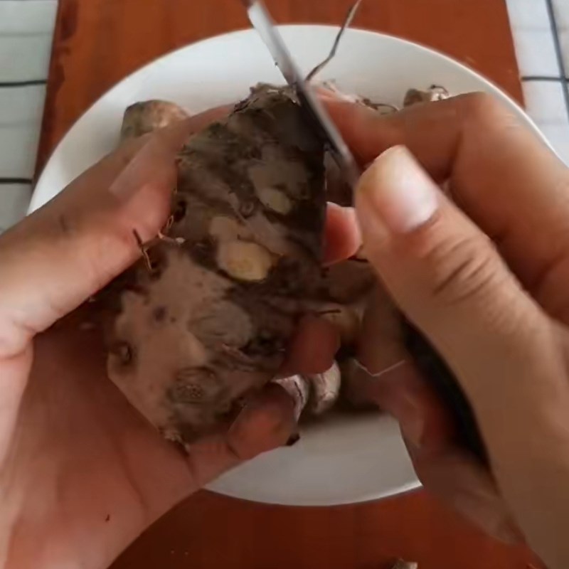 Bước 1 Sơ chế nghệ đen tươi ngon Nghệ đen ngâm mật ong