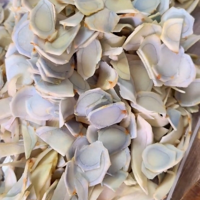 Bước 1 Sơ chế nghệ đen tươi ngon Nghệ đen ngâm mật ong