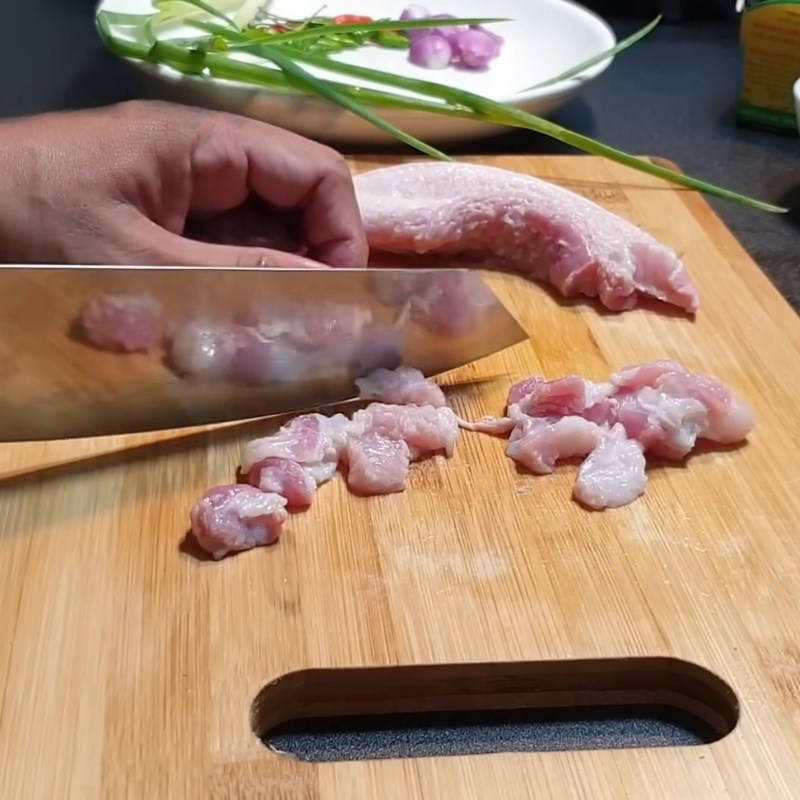 Bước 1 Sơ chế nguyên liệu Kho quẹt thịt ba rọi