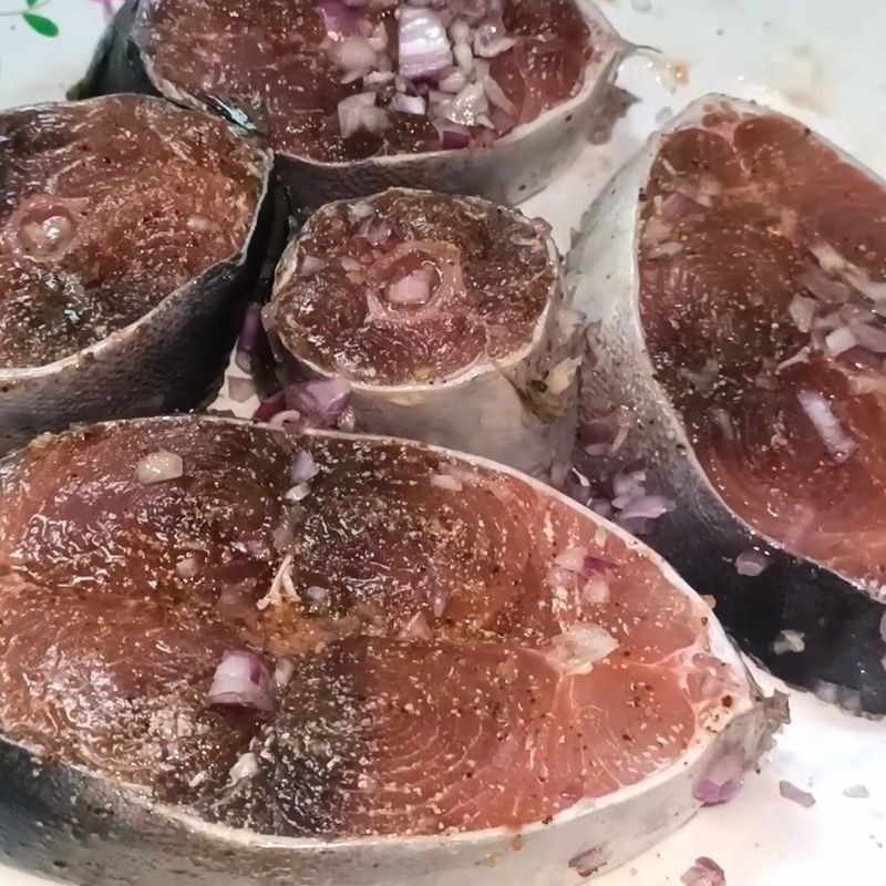 Bước 1 Sơ chế nguyên liệu và ướp cá ngừ thơm ngon bánh canh cá dầm