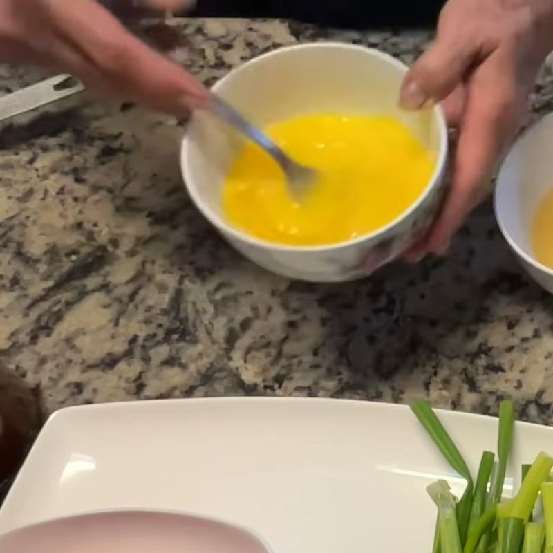 Bước 3 Sơ chế nhân thịt và trứng gà bánh cuốn quảng đông