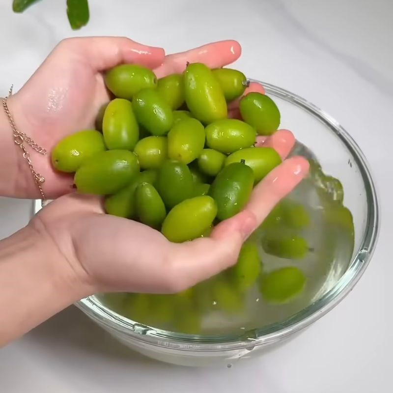 Bước 1 Sơ chế nhót xanh và các loại rau ăn kèm nhót cuốn bắp cải