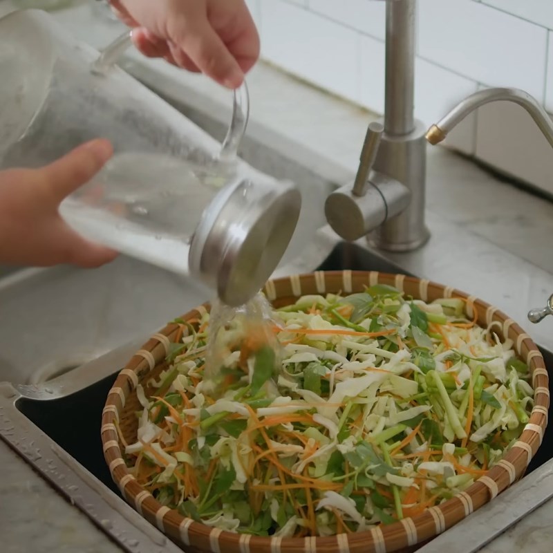 Bước 1 Sơ chế rau củ Dưa bắp cải muối