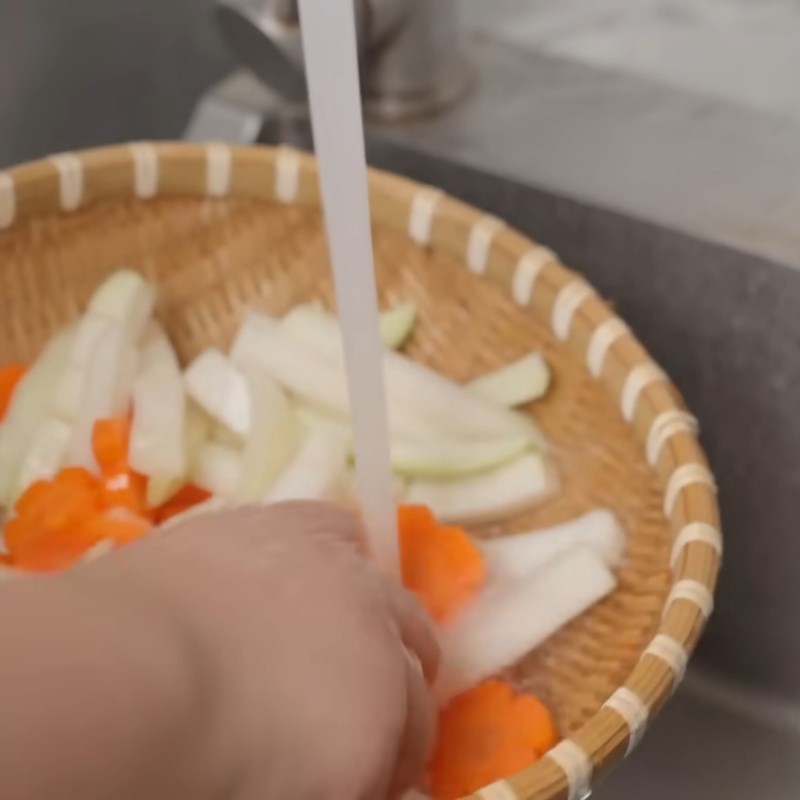 Bước 1 Sơ chế rau củ su hào cà rốt Dưa góp su hào cà rốt