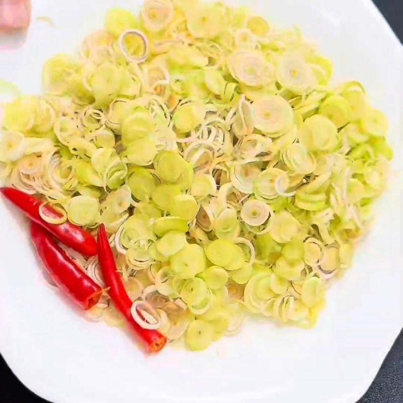 Bước 1 Sơ chế sả ớt thơm lừng Mì căn xào sả ớt