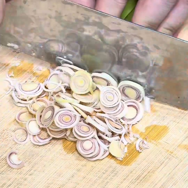 Bước 1 Sơ chế sả ớt thơm lừng Mì căn xào sả ớt